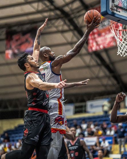 Leones resisten presión de Reales y están un triunfo de la final LNB imagen