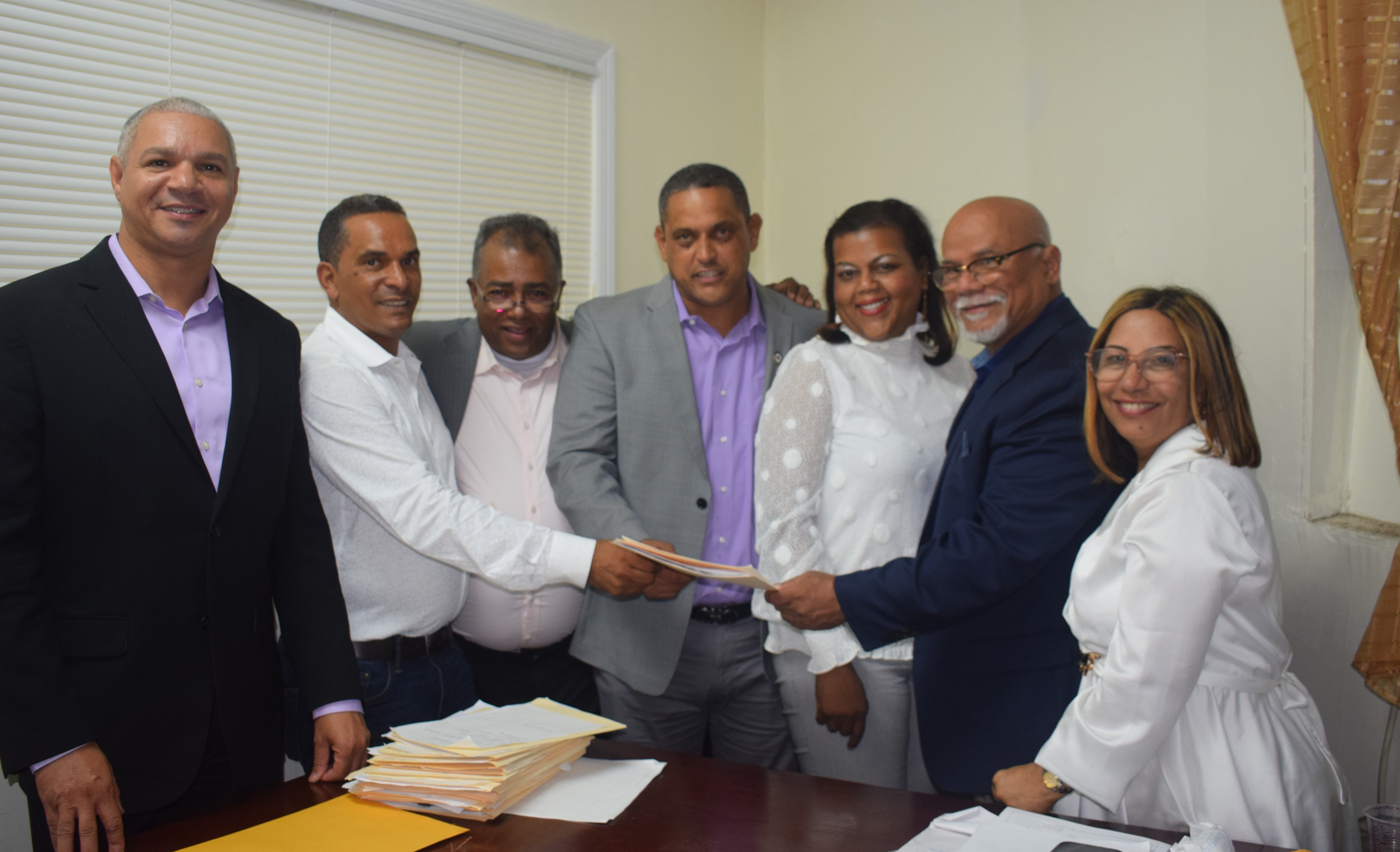 NUEVA YORK: Roberto Rojas inscribe precandidatura diputado imagen