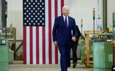 Biden y funcionarios en ofensiva de verano para promover logros imagen