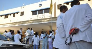 Gobierno llama médicos volver al diálogo tras convocatoria a paro