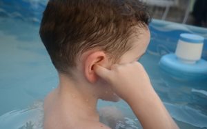 Recomienda medidas para evitar infección canal auditivo al bañarse