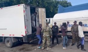 Apresan hombre transportaba a 34 haitianos indocumentados