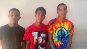 Se entregan 3 presuntos jóvenes atracadores tras llamado de la PN