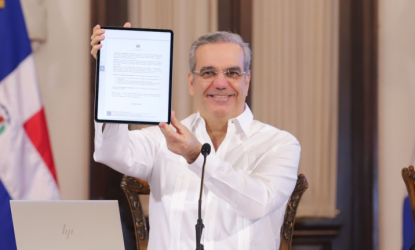 Presidente Abinader firma su primer decreto de forma digital