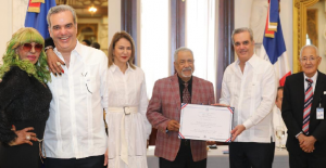 Presidente otorga medalla a 8 merengueros típicos dominicanos