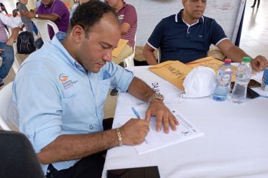 DAJABÓN: Salvador Holguín se inscribe precandidato a senador