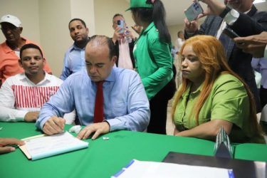 Surún Hernández presenta su precandidatura a alcalde por SDE