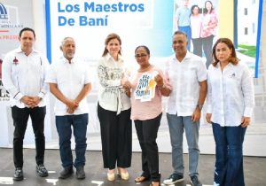 Gobierno entrega 120 viviendas de bajo costo a maestros en Baní