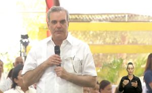 Gobierno inicia rehabilitación de puerto Manzanillo; entrega títulos
