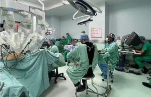 SANTIAGO: Realizan cirugía para cáncer de colon asistida por robot