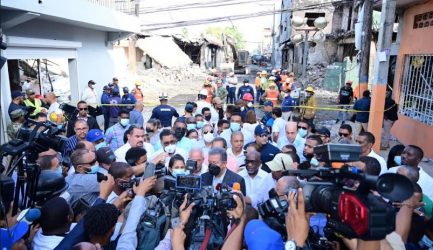 Leonel y equipo médico de FP se ponen presentes en San Cristóbal Leonel y equipo médico de FP se ponen presentes en San Cristóbal