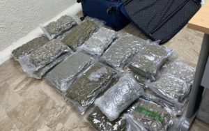 PUNTA CANA: Persiguen a mujer que dejó 27 paquetes marihuana