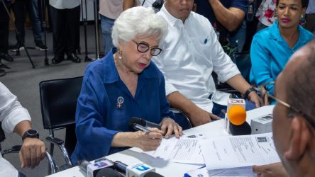 Milagros inscribe Abinader como precandidato presidencial PRM Milagros inscribe Abinader como precandidato presidencial PRM