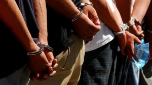 Arrestan 3 agentes PN atracaron hombre en el ensanche Isabelita