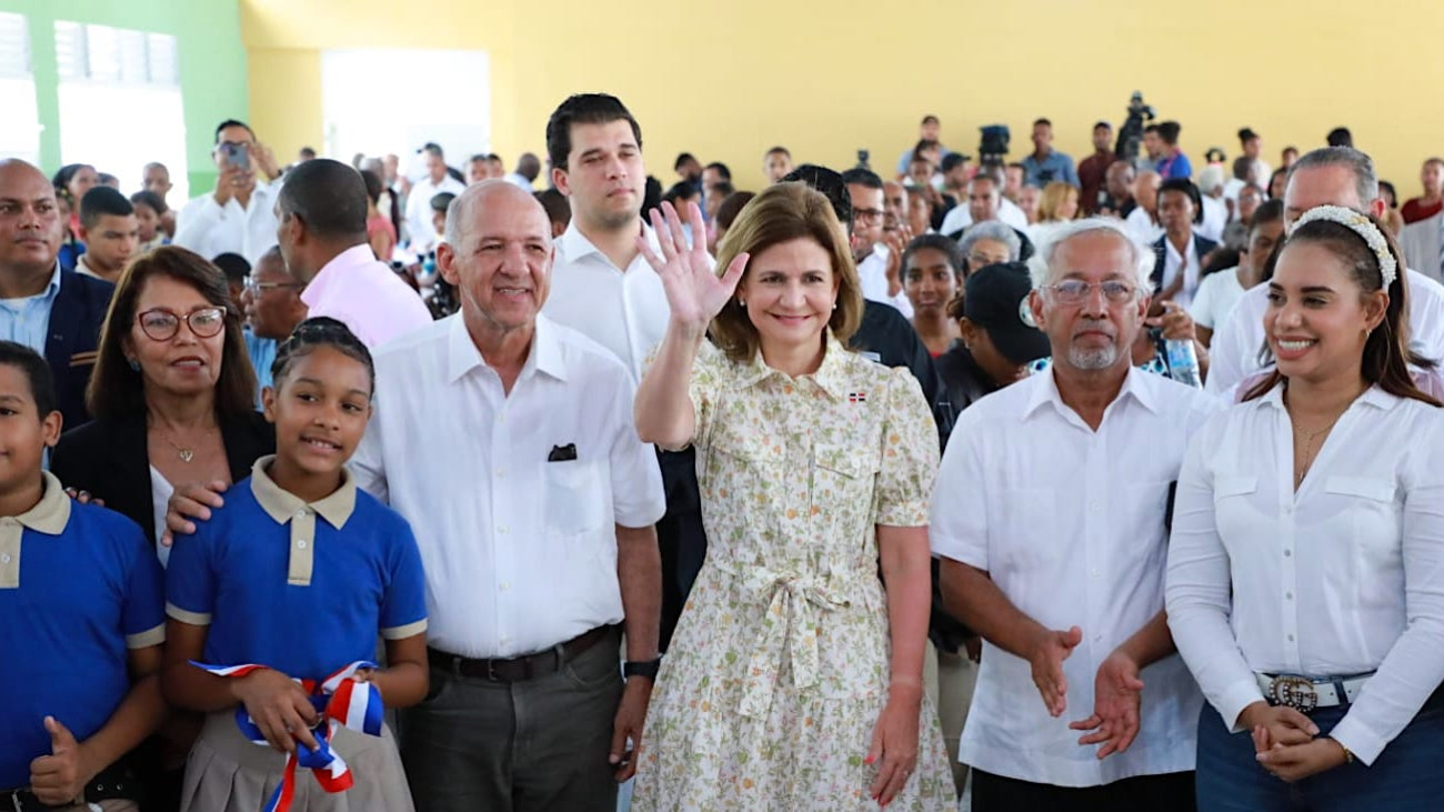 Vicepresidenta afirma Gobierno mejora red de escuelas públicas imagen