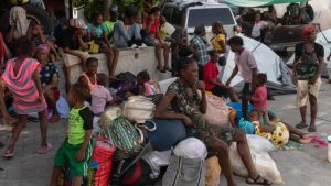 Haitianos desplazados languidecen en condiciones inhumanas