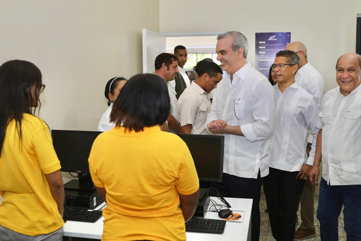 Abinader inaugura 2 nuevos centros de INFOTEP en Monseñor Nouel imagen