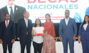 Vice Peña encabeza entrega de 8 mil becas a jóvenes dominicanos