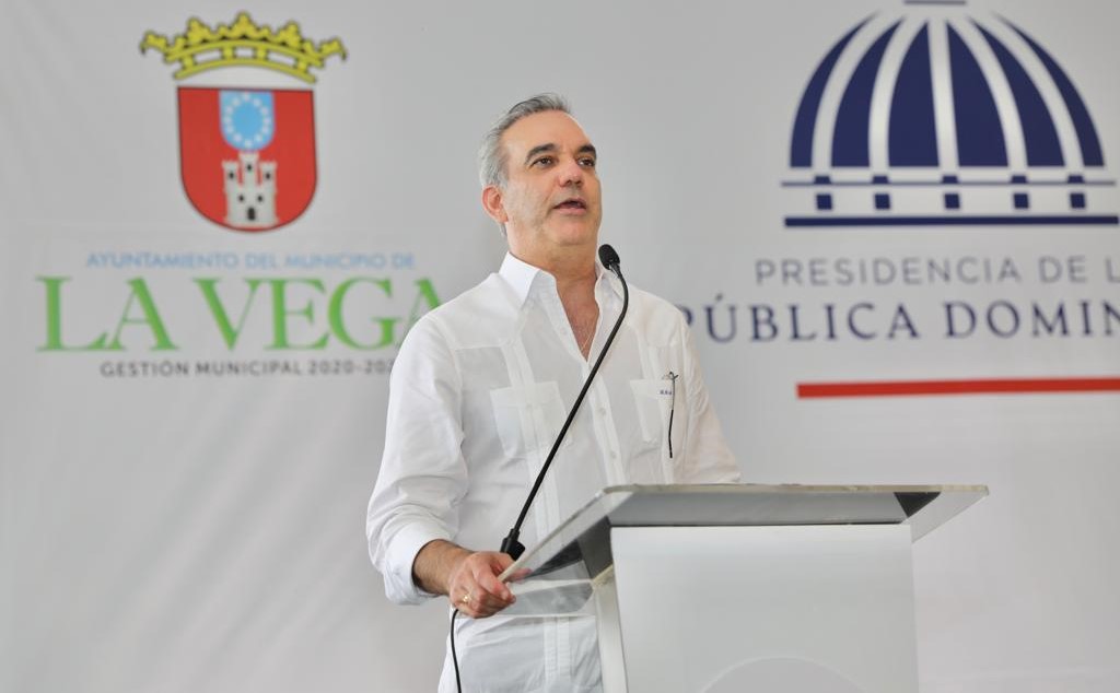 Abinader inaugura 3 escuelas y 2 centros INFOTEP en Bonao y LV imagen