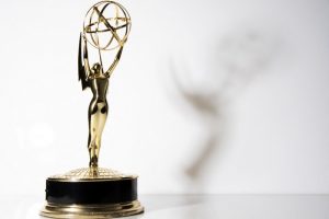 Postergan Premios Emmy cuatro meses por huelgas en Hollywood