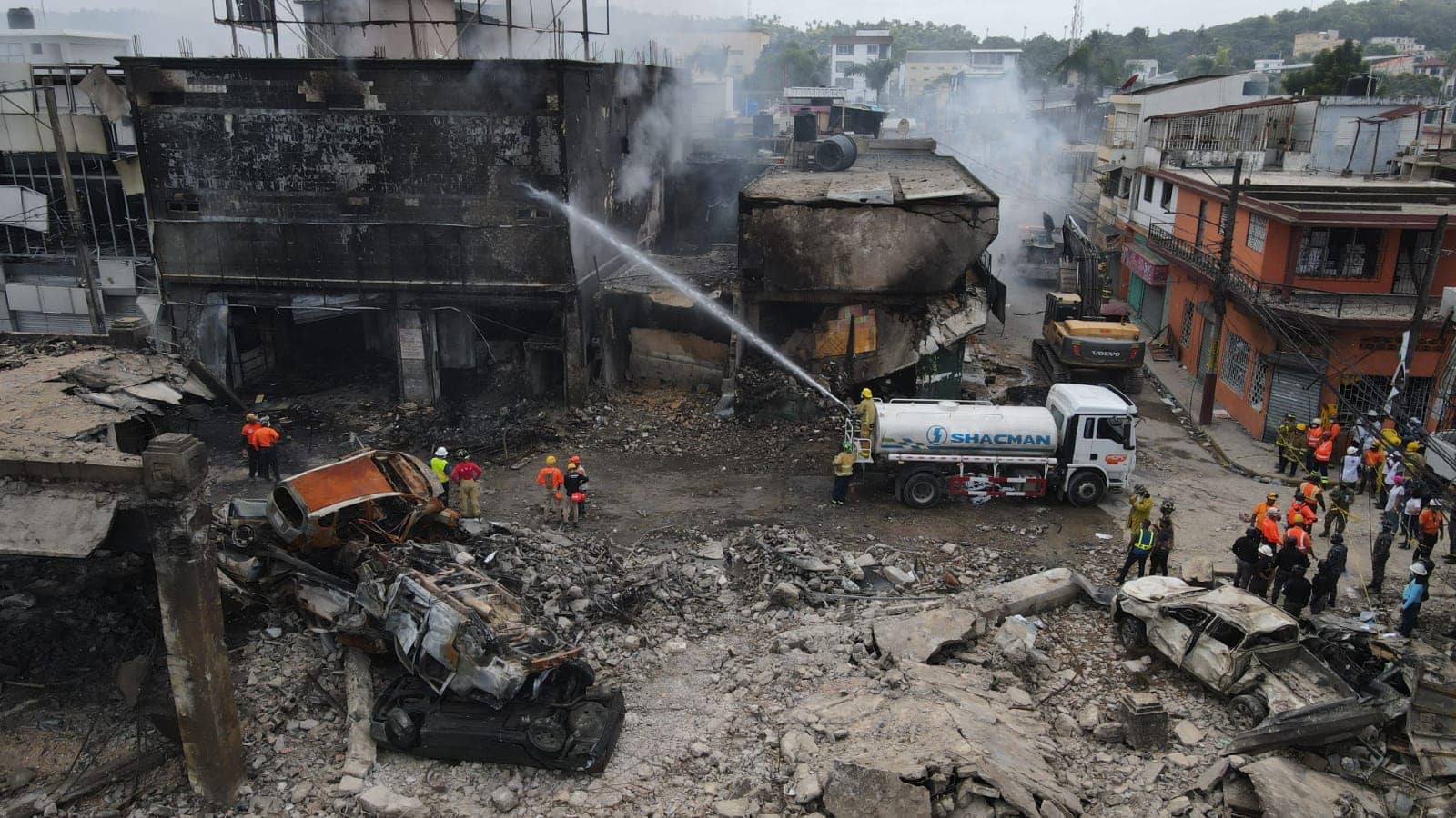 Ministro SP informa hallazgo 9 osamentas en zona explosión SC imagen