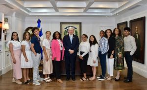 Estudiantes dominicanos residentes en España visitan Senado de la RD