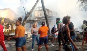 Incendio destruye varios locales en zona playa de Las Terrenas