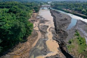 LA VEGA: Paralizan la extracción ilegal de materiales en el río Yuna