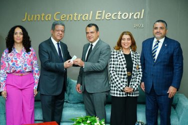 LF entrega a JCE el padrón de FP; mayoría son mujeres y jóvenes LF entrega a JCE el padrón de FP; mayoría son mujeres y jóvenes