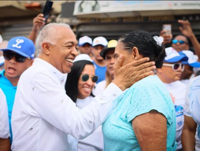 Bertico Santana se reunió este martes con miembros Mujer Red imagen