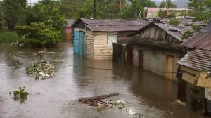 Decenas de viviendas resultaron inundadas tras lluvias en Santiago