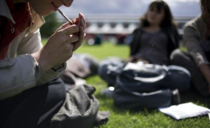 OMS recomienda prohibir fumar y vapear en centros educativos