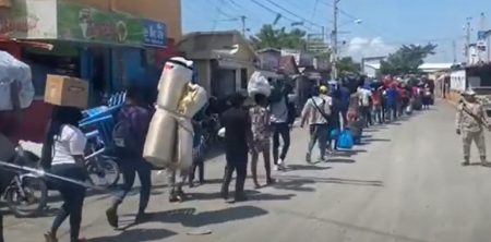 Cientos de haitianos abandonan Dominicana; otros buscan entrar
