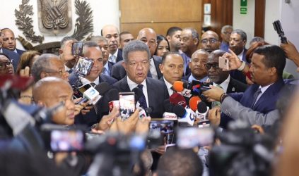 Leonel ve equivocados métodos Gobierno para detener canal río Leonel ve equivocados métodos Gobierno para detener canal río