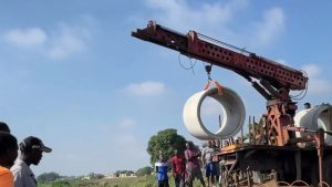 Haitianos colocan hormigón para conectar canal con el río masacre
