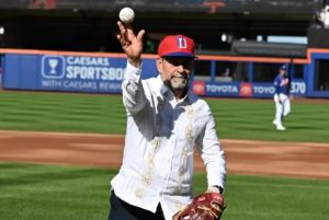 NY: Cónsul dominicano Eligio Jáquez lanza la primera bola en Citi Field