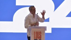 Luis Abinader acusa a opositores de causar males que hoy critican