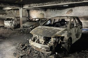 SANTIAGO: Incendio destruye 17 autos en parqueo zona residencial
