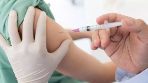 Recomiendan vacunar de gripe a los niños y del Covid a mayores