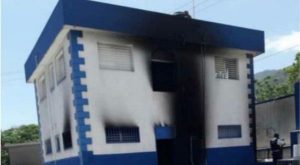 Grupo armado incendia comisaría policial de Haití