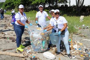 Contraloría retira 1,707 libras de basura en limpieza Playa Manresa