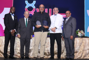 Sociedad de Oncología reconoce a 14 ex-presidentes en Punta Cana