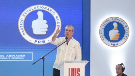 Abinader defiende, por segundo día consecutivo, obra Gobierno