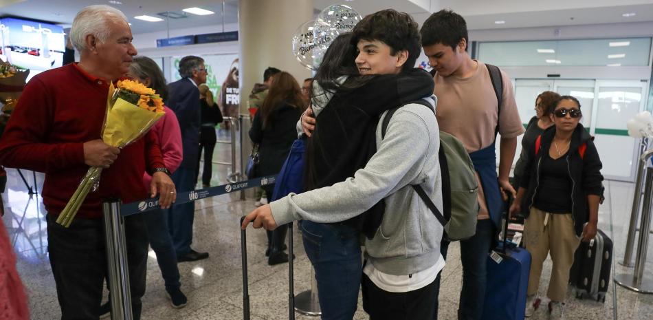 Llegan a RD «sanos y salvos» 10 dominicanos evacuados de Israel imagen