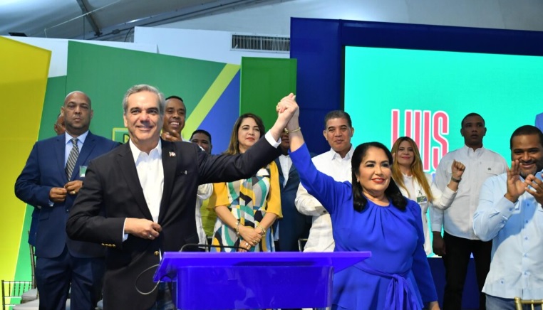 Abinader: Obras de su Gobierno le llevan «cuerpo y distancia» a otros imagen
