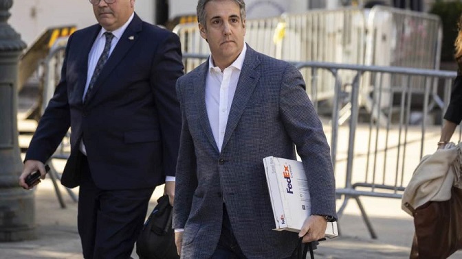 Exabogado de Trump afirma éste manipuló el valor de sus activos imagen