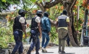 Policía de Haití confirma arrestó a miembro activo de grupo armado
