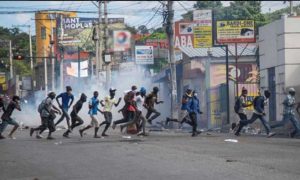Pandillas matan a cuatro policías y queman dos comisarías en Haití