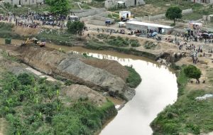 Con equipo pesado, los  haitianos represaron rio Masacre para canal