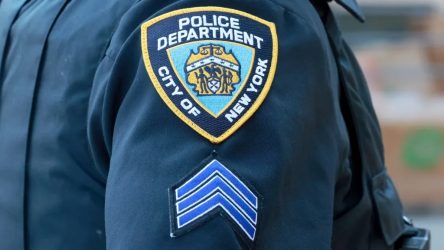 NY: Encuentran policía hispano borracho y semi desnudo en su oficina